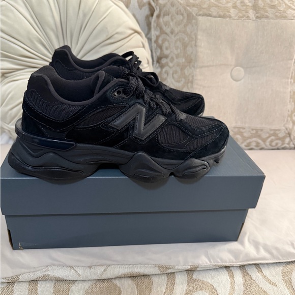 New Balance Triple Black Athletic Shoes - Picture 4 of 6